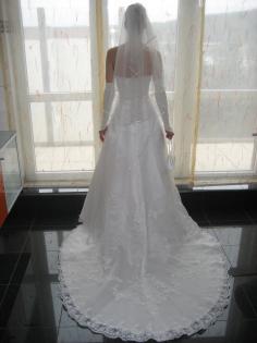 Ein Hingucker Dieses Kleid ist eine Einzelanfertigung der Marke Tres Chic in